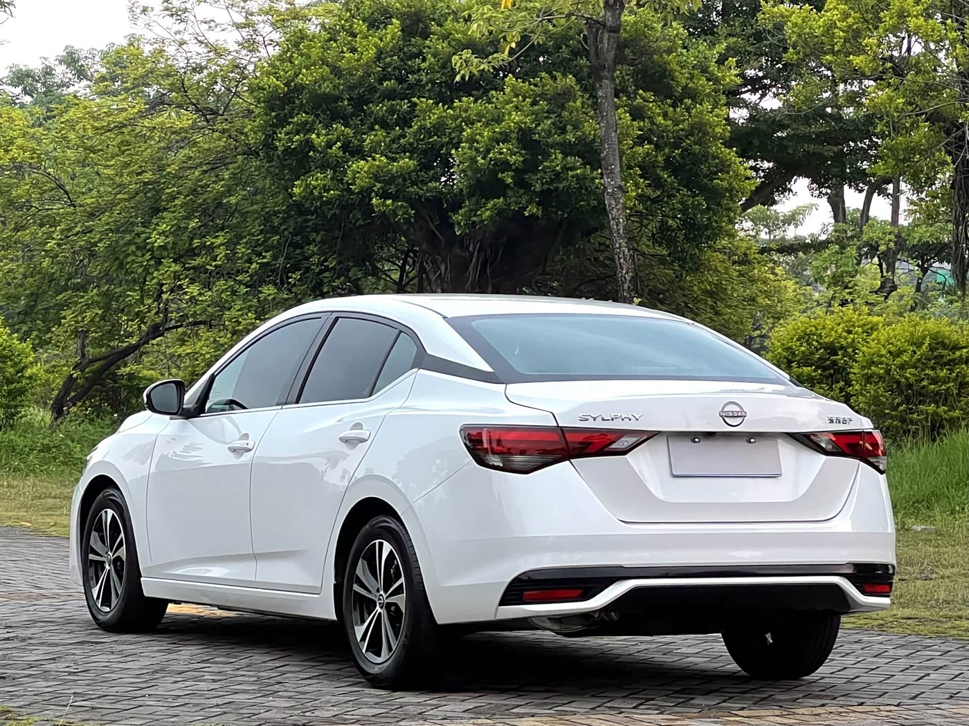 Nissan Sylphy 1.6 л 2024 г. Белый, пробег 40000 км