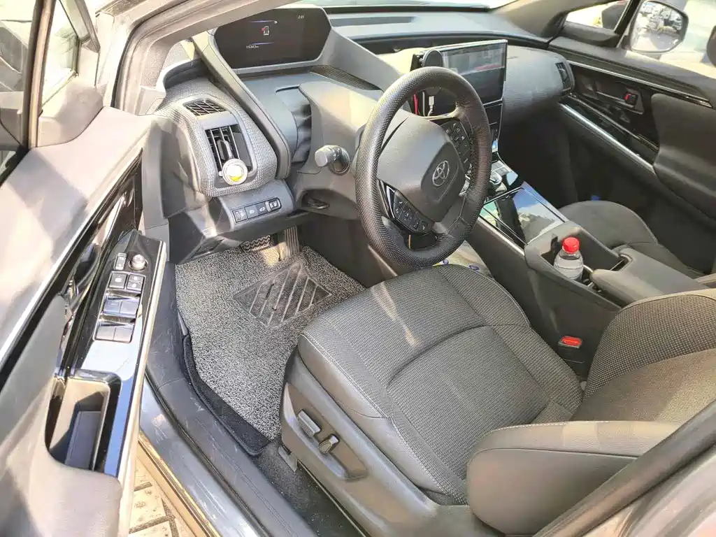 Toyota bZ4X — миниатюра 5