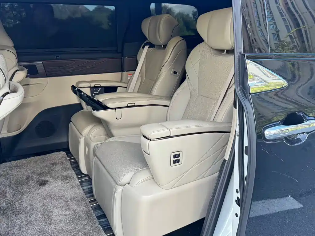 Toyota Alphard — миниатюра 8