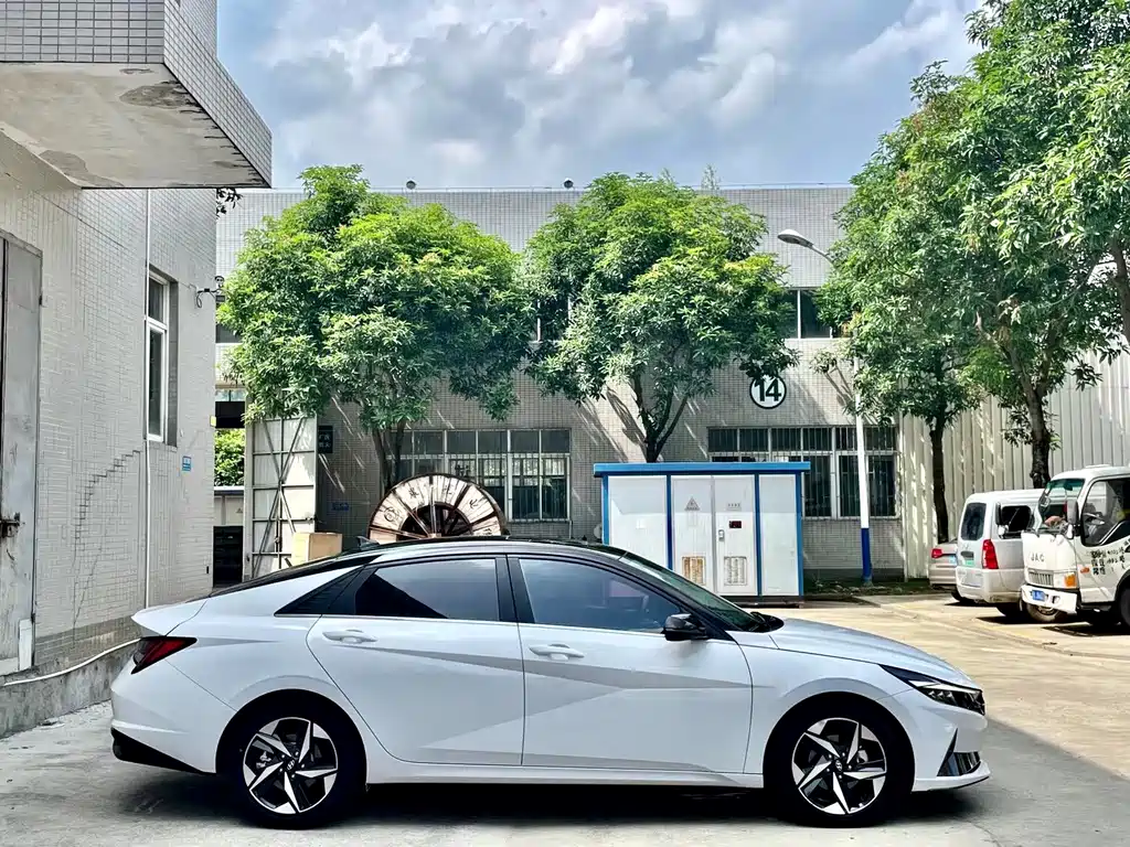 Hyundai Elantra — миниатюра 4