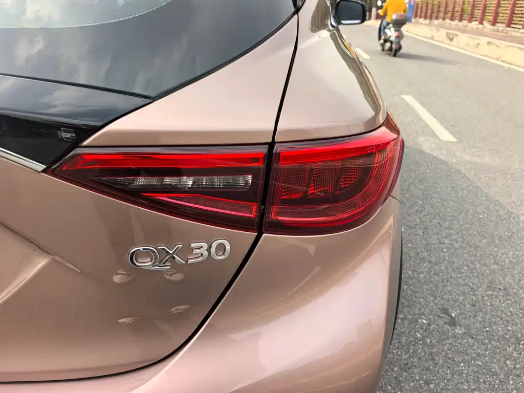 INFINITI QX30