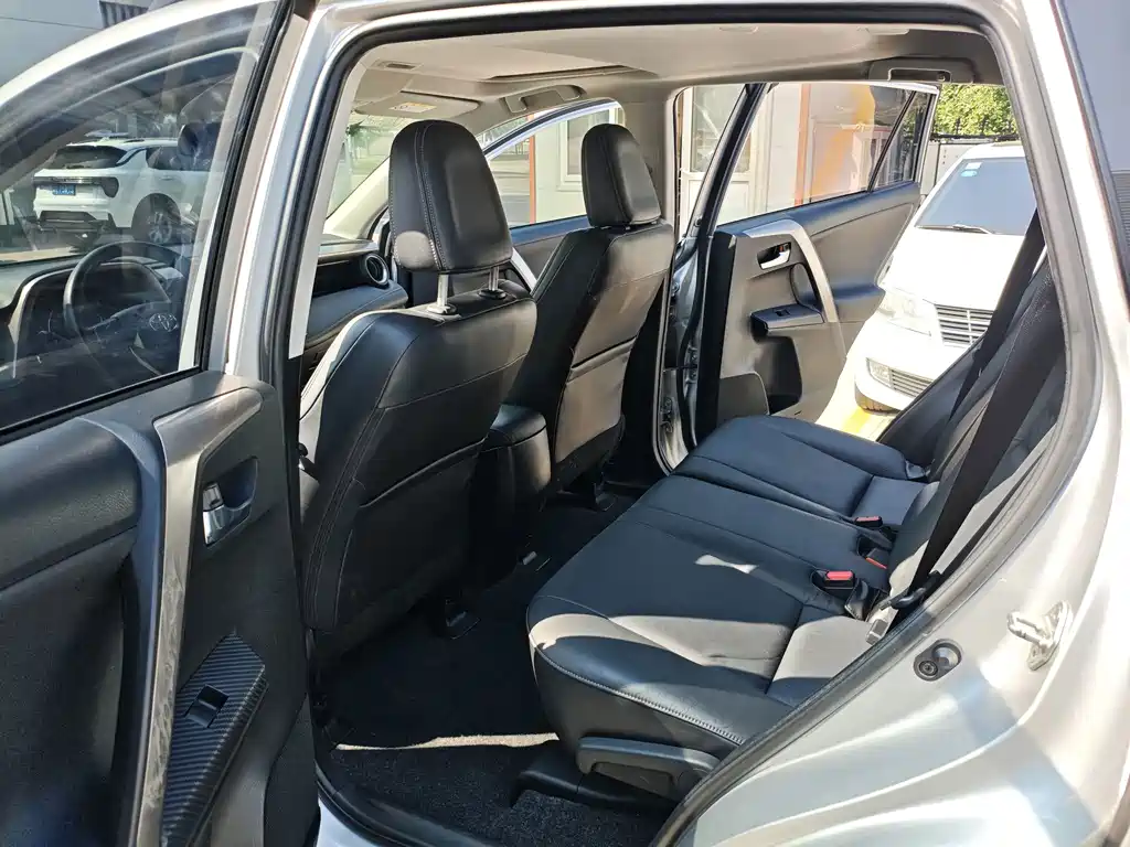 Toyota RAV4 — миниатюра 10