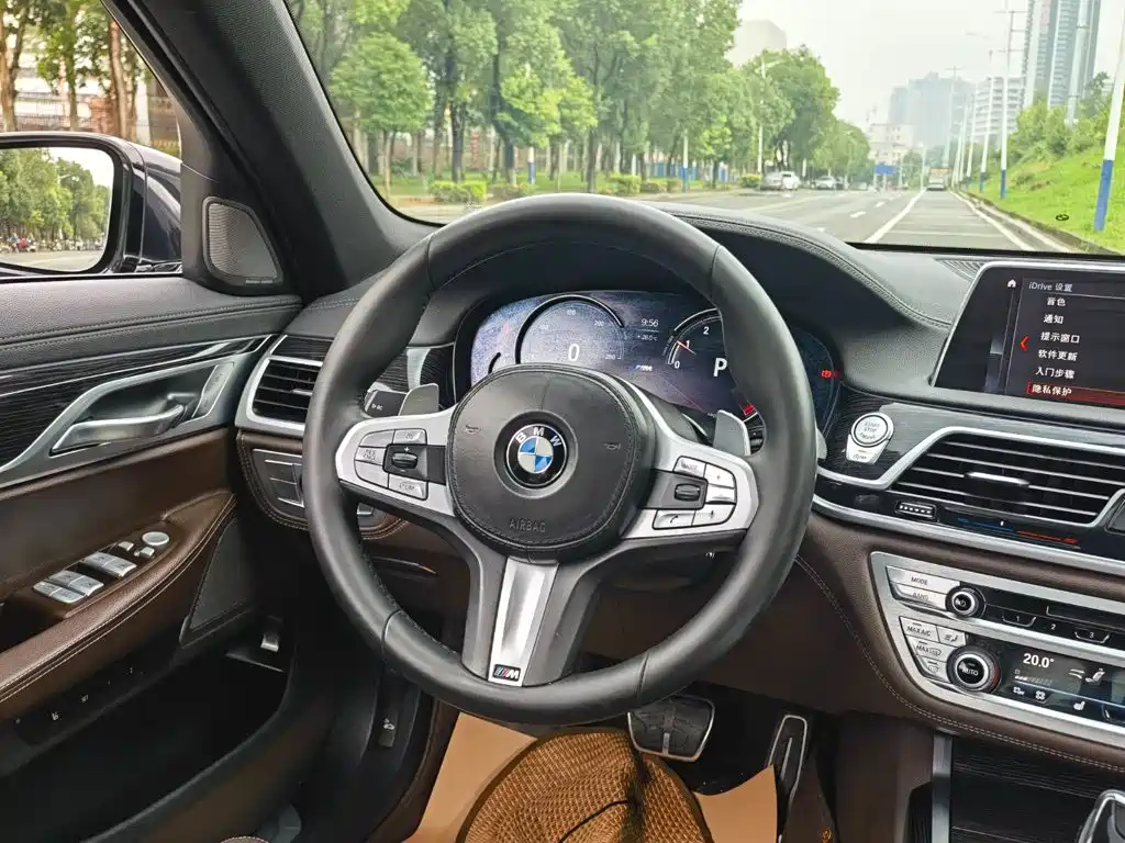 BMW 7 Series — миниатюра 11