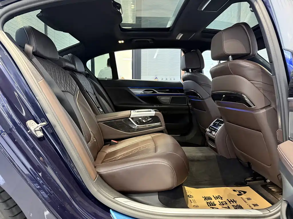 BMW 7 Series — миниатюра 10