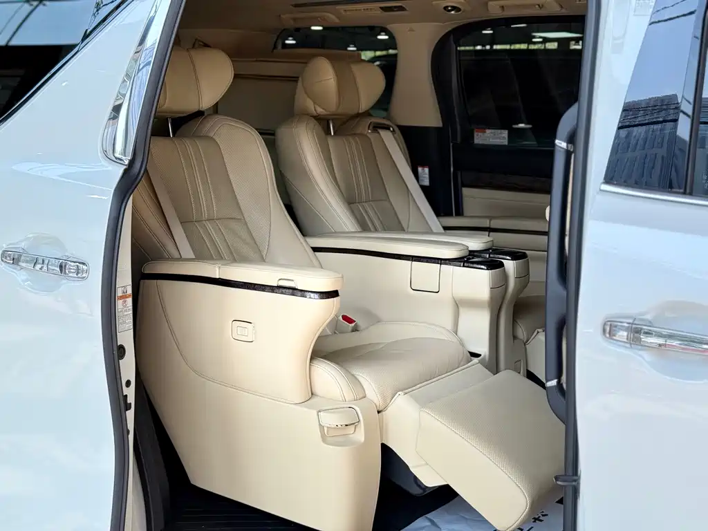 Toyota Alphard — миниатюра 19
