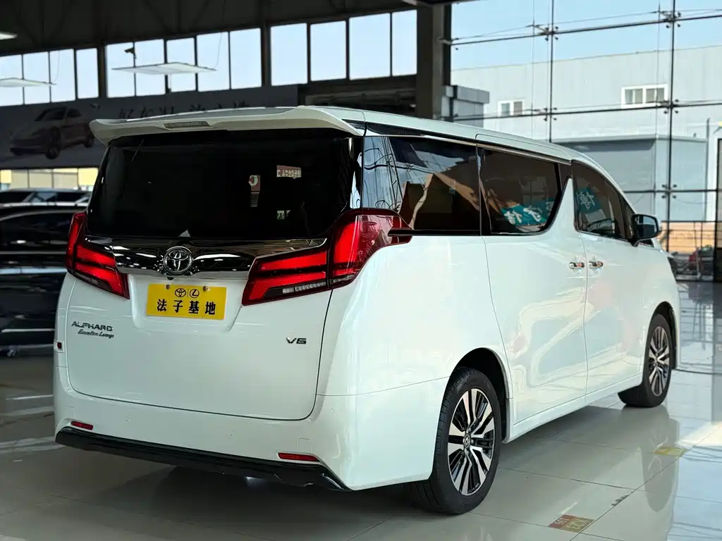 Toyota Alphard — миниатюра 26