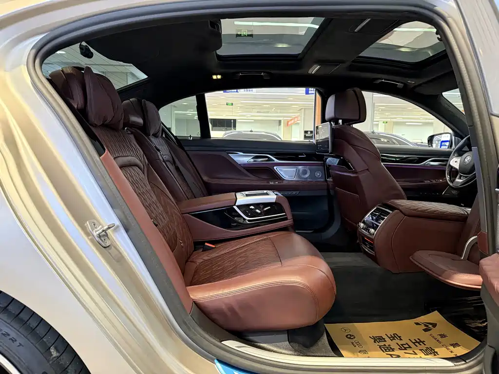 BMW 7 Series — миниатюра 10