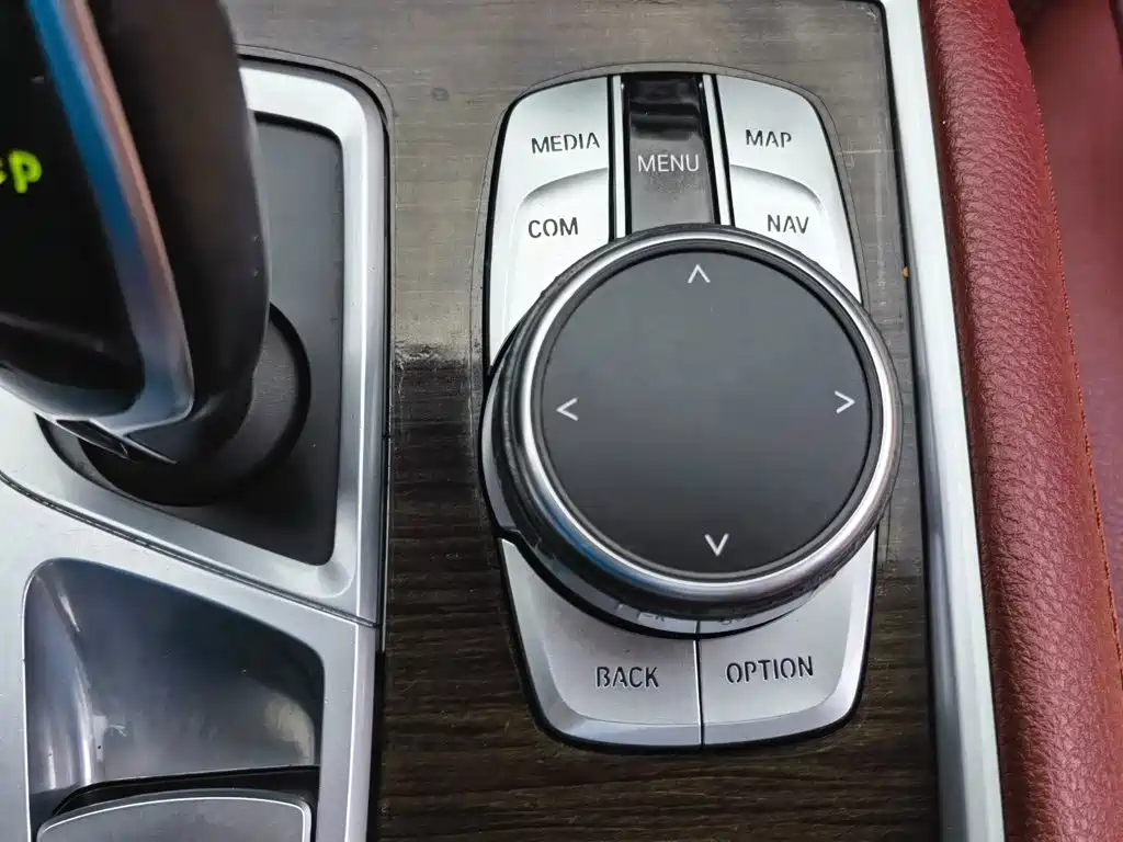 BMW 7 Series — миниатюра 23