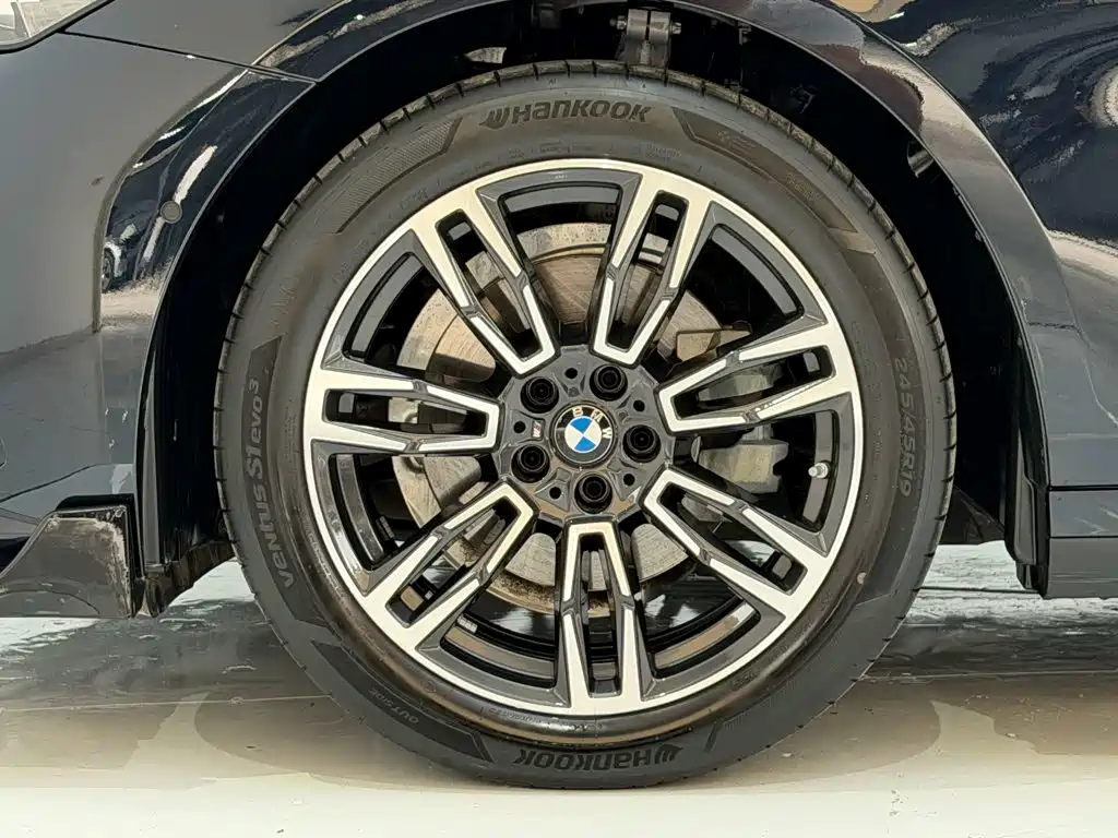 BMW 5 Series — миниатюра 5