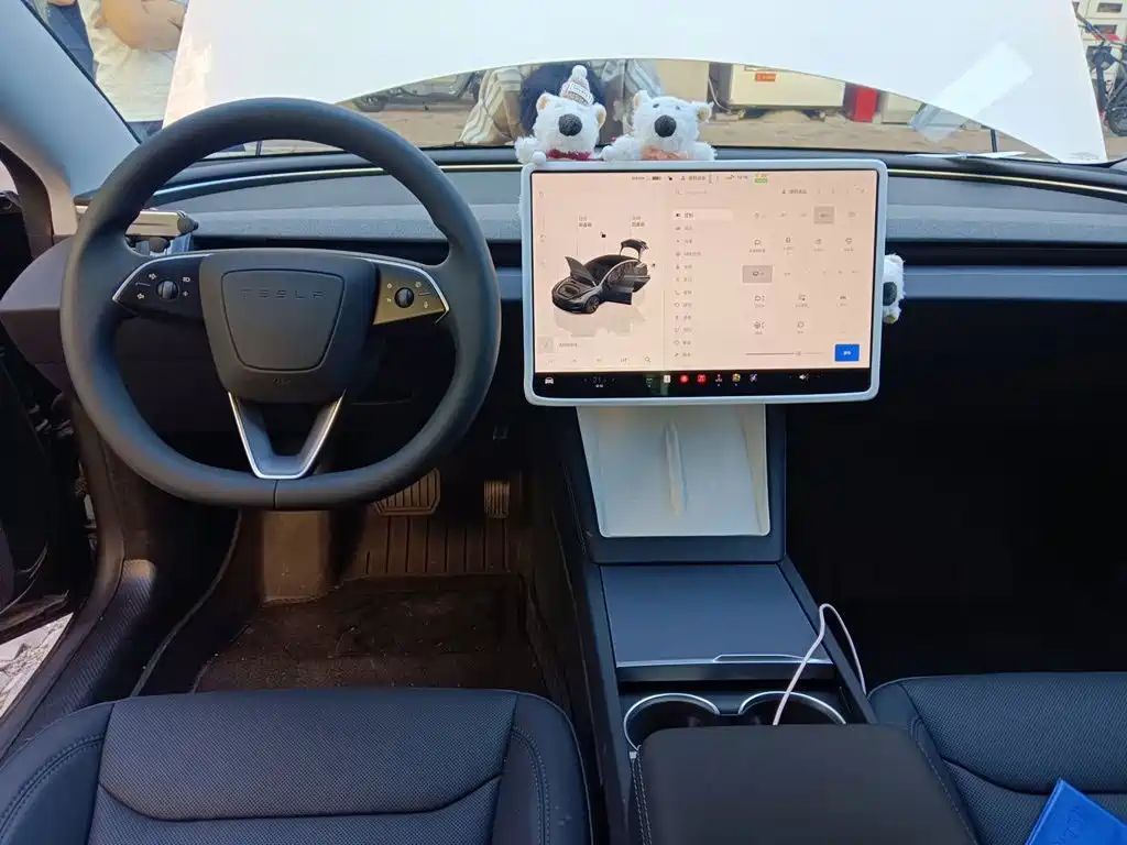 Tesla Model 3 — миниатюра 10