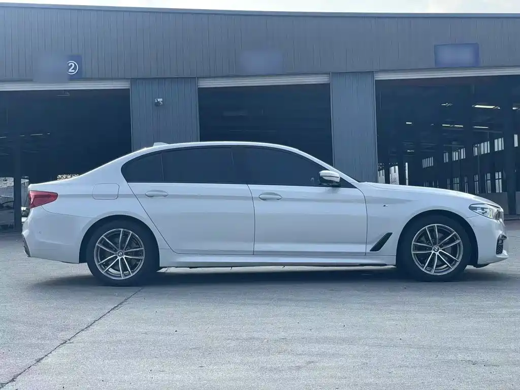 BMW 5 Series — миниатюра 6