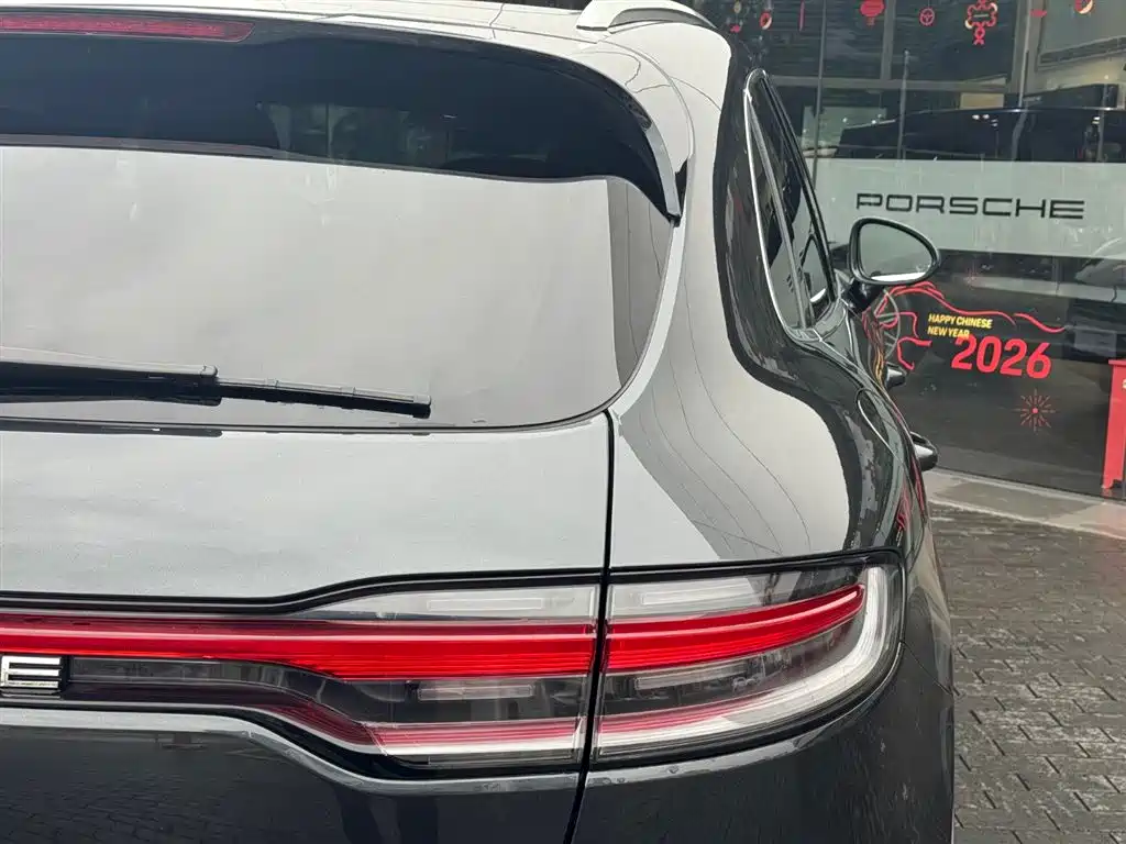 PORSCHE MACAN