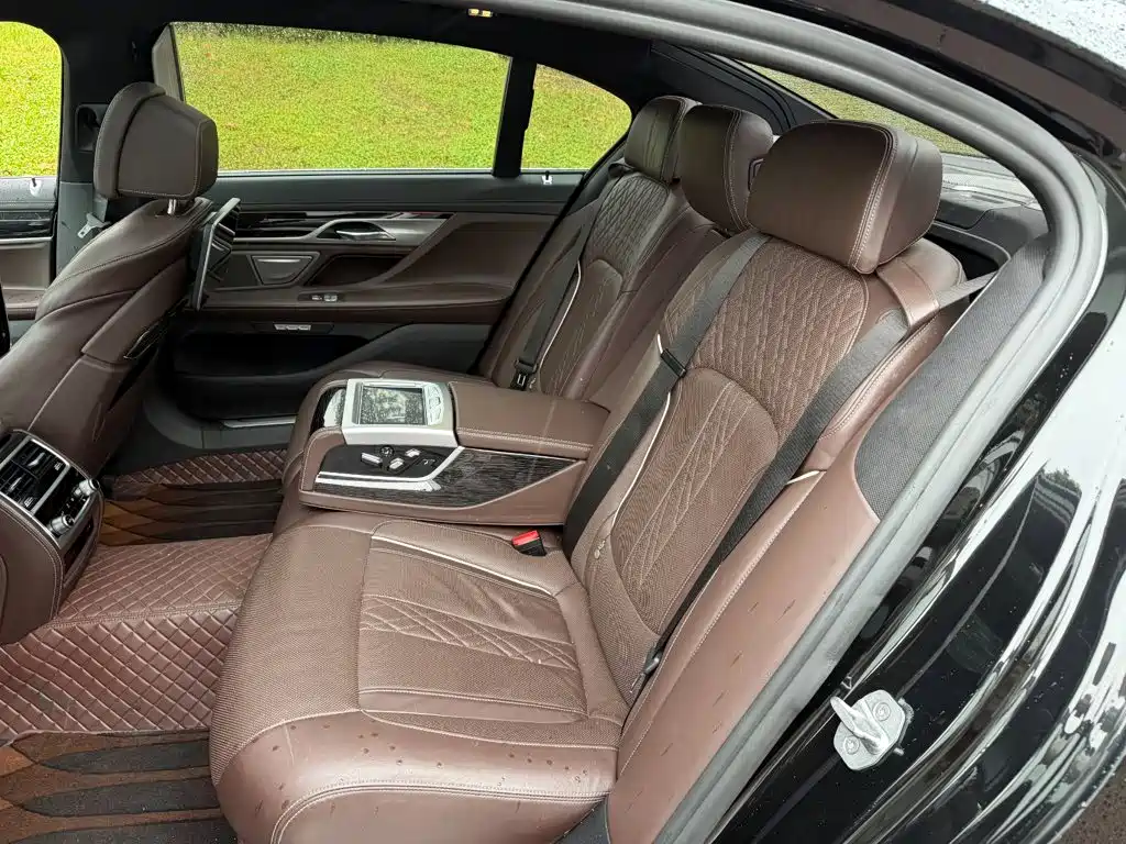 BMW 7 Series — миниатюра 12