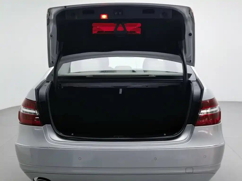 Mercedes-Benz E-Class — миниатюра 16