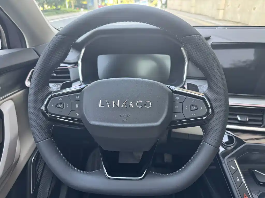 Lynk & Co 06 — миниатюра 13