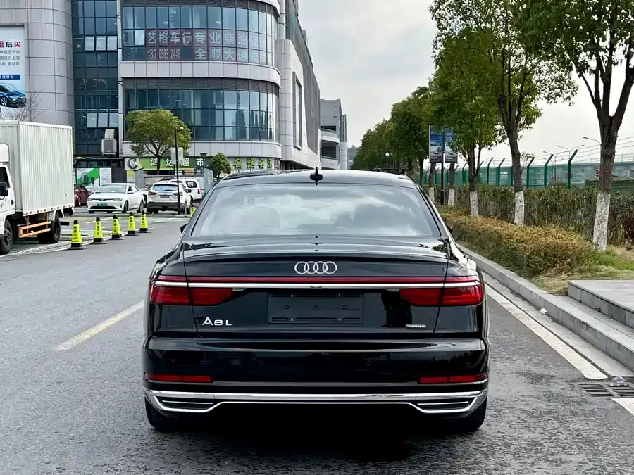 AUDI A8