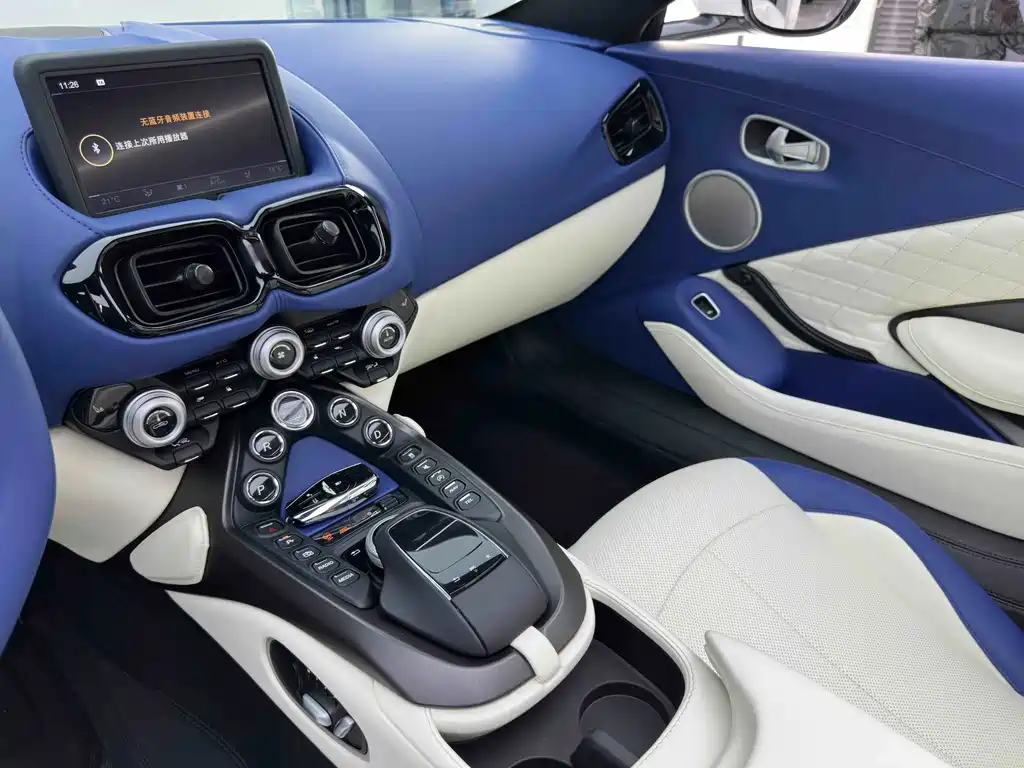 Aston Martin V8 Vantage — миниатюра 23