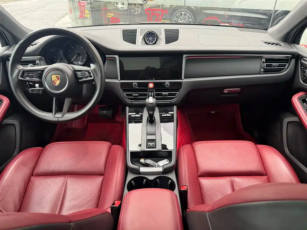 PORSCHE MACAN