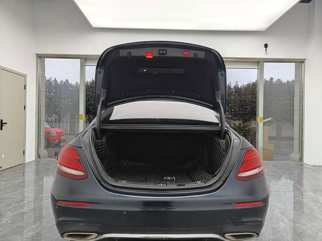 Mercedes-Benz E-Class — миниатюра 7