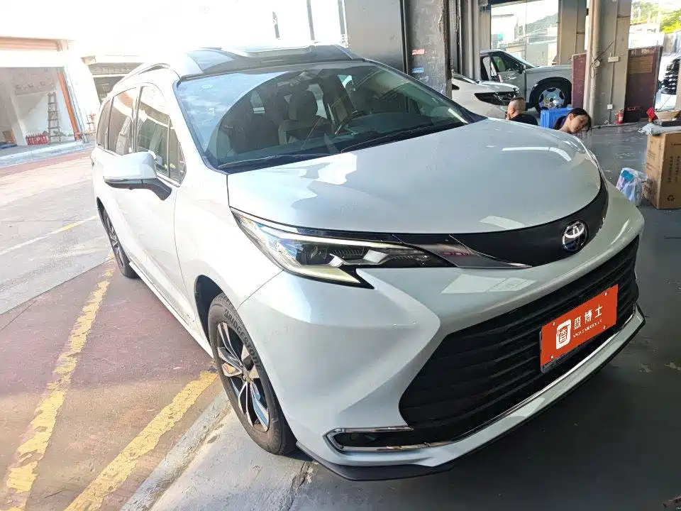 Toyota Sienna — миниатюра 2