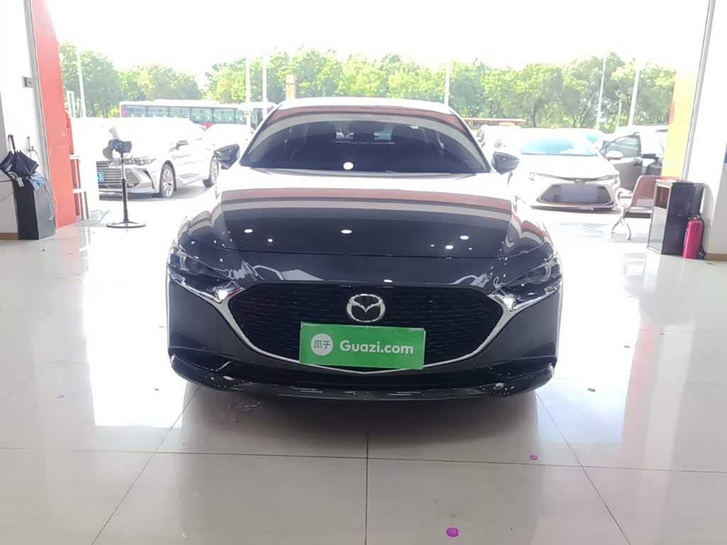 Mazda Mazda3 Axela 2.0 л 2024 г. Серебристо-серый, пробег 7500 км
