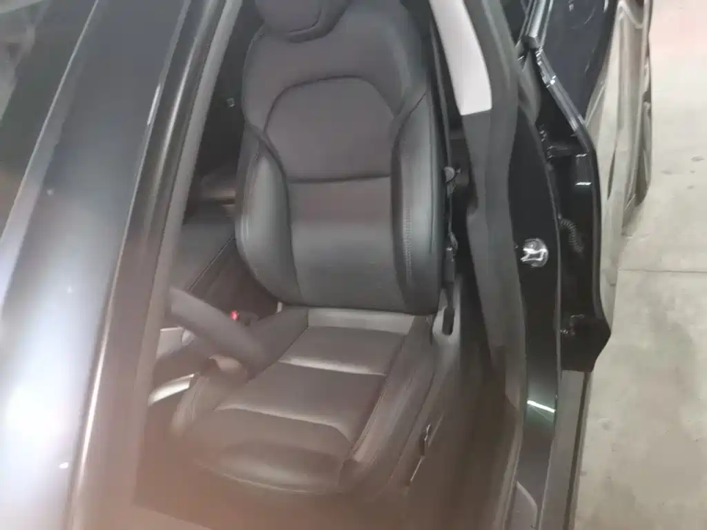 Tesla Model Y — миниатюра 15