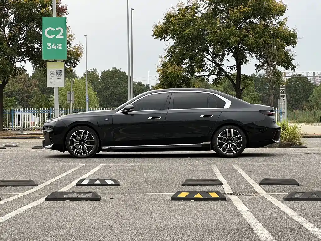 BMW i7 — миниатюра 4