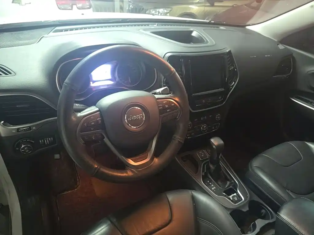Jeep Cherokee — миниатюра 5