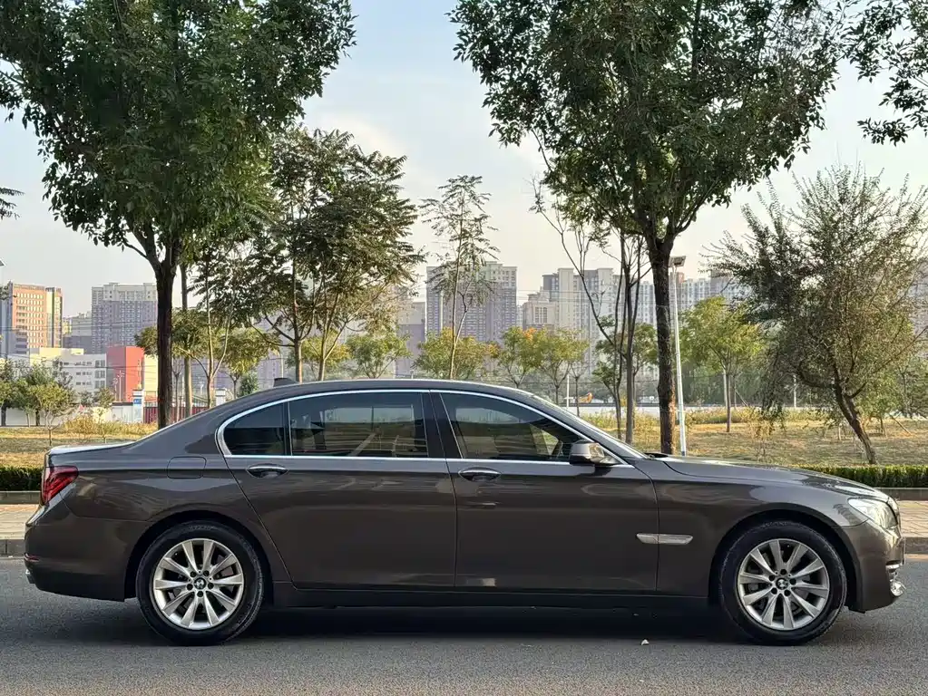 BMW 7 Series — миниатюра 5