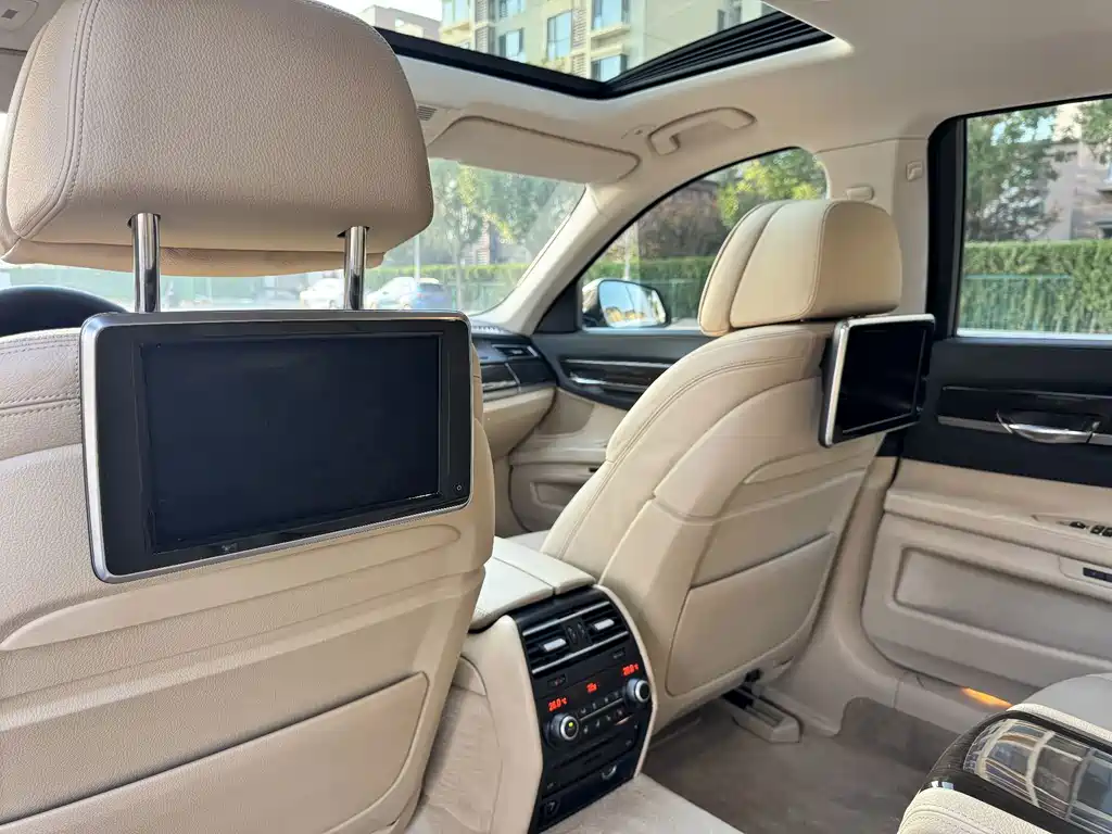 BMW 7 Series — миниатюра 26