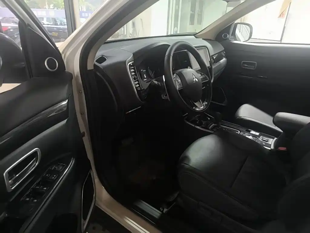 Mitsubishi Outlander — миниатюра 16