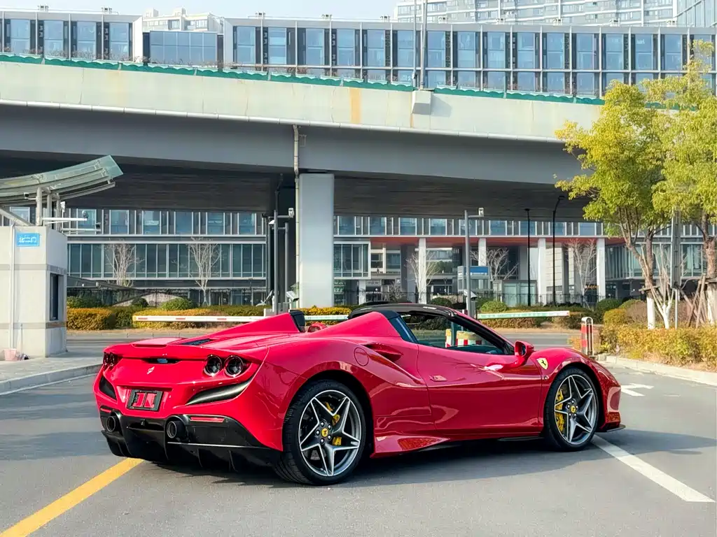 FERRARI F8