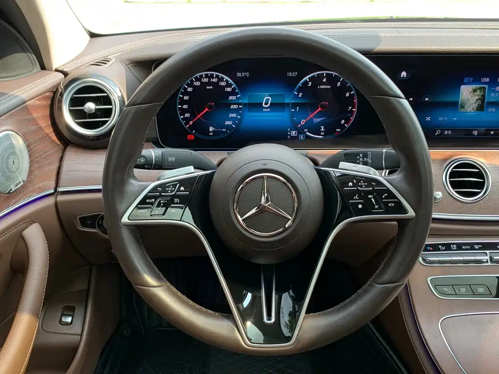 Mercedes-Benz E-Class — миниатюра 7