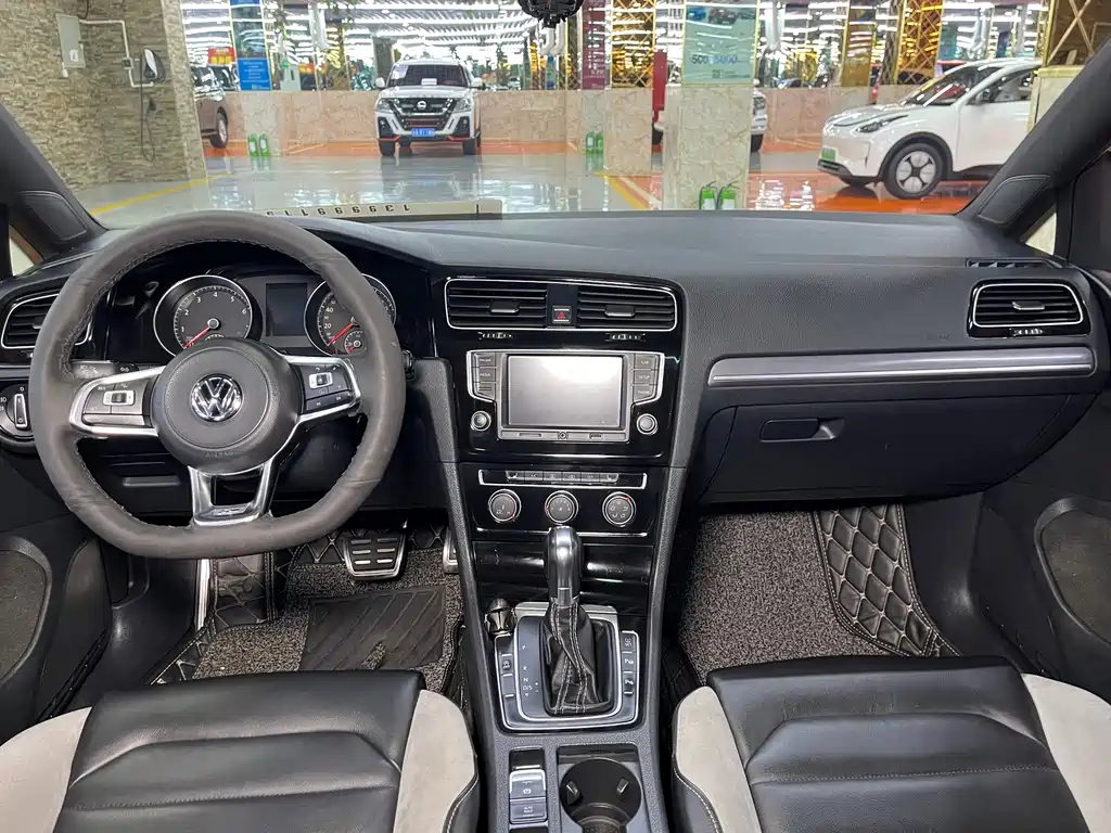 VOLKSWAGEN GOLF