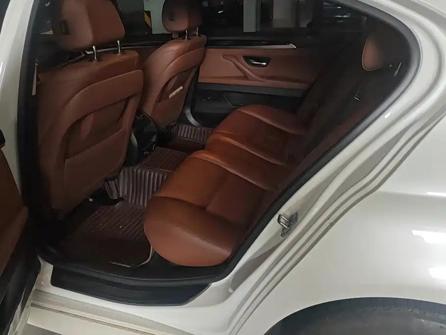 BMW 5 Series — миниатюра 11