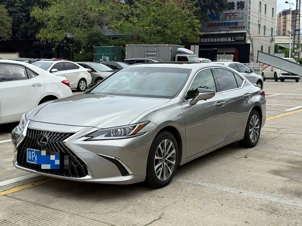 Lexus ES 2022
