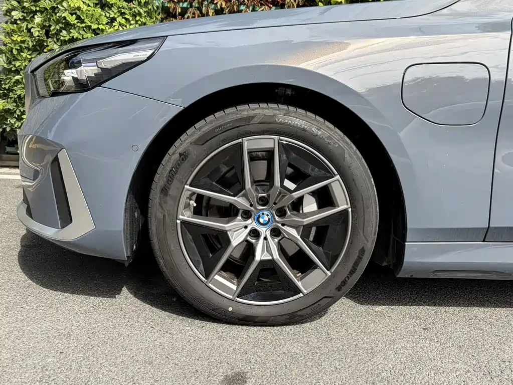 BMW I5