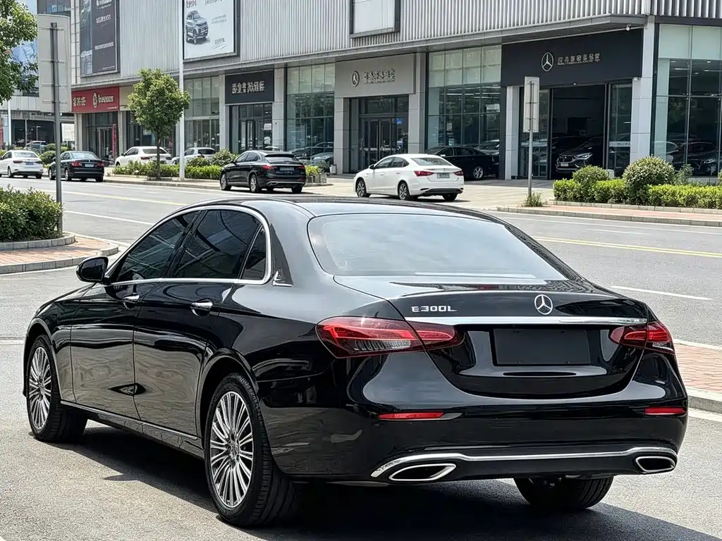 Mercedes-Benz E-Class — миниатюра 12