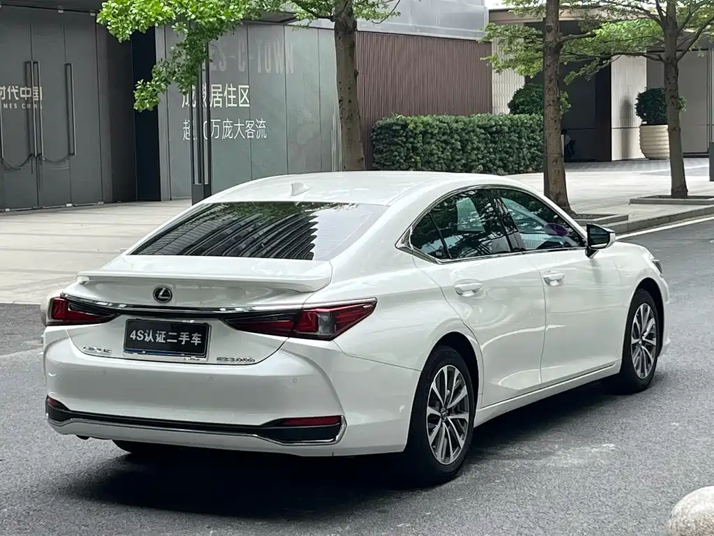 Lexus ES 2022 300h