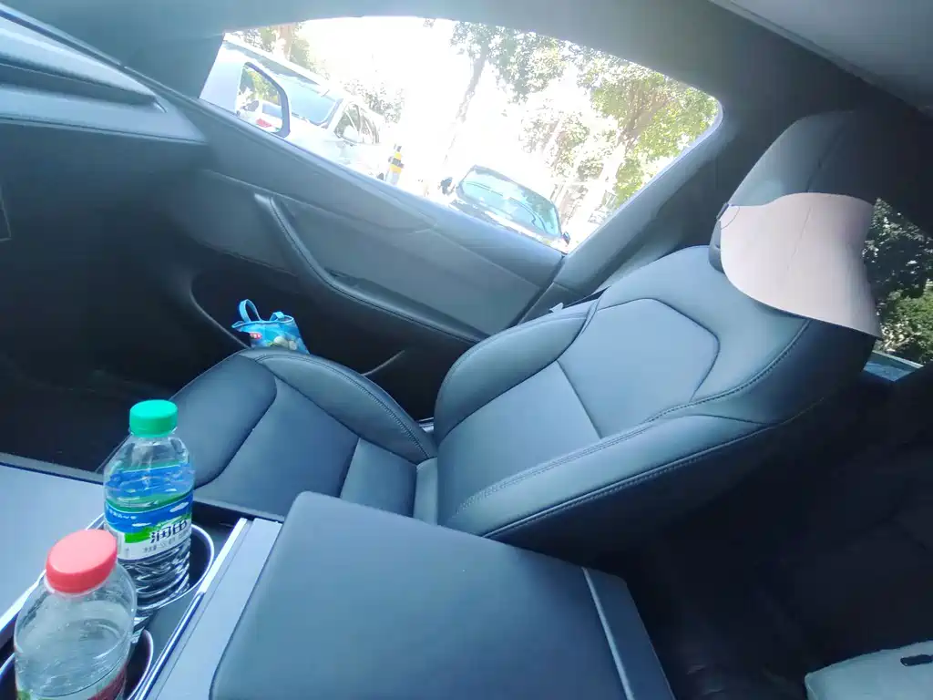 Tesla Model Y — миниатюра 9
