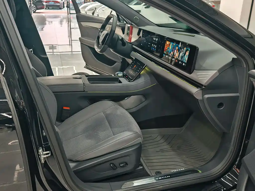 VOYAH LANTU CHASING LIGHT