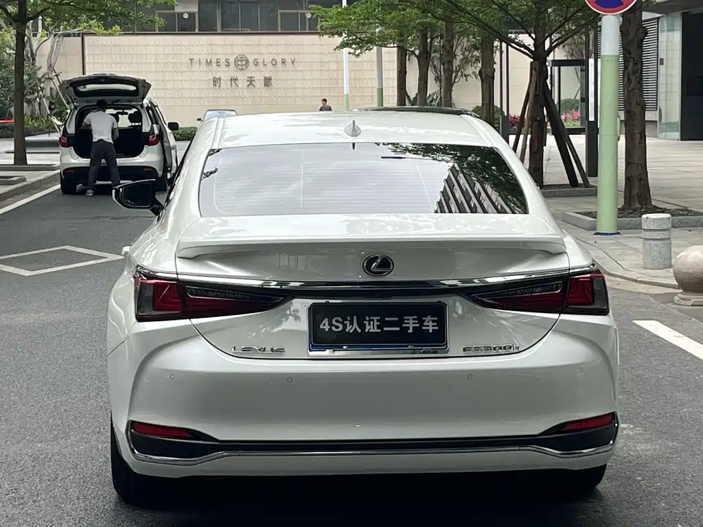 Lexus ES 2022 300h