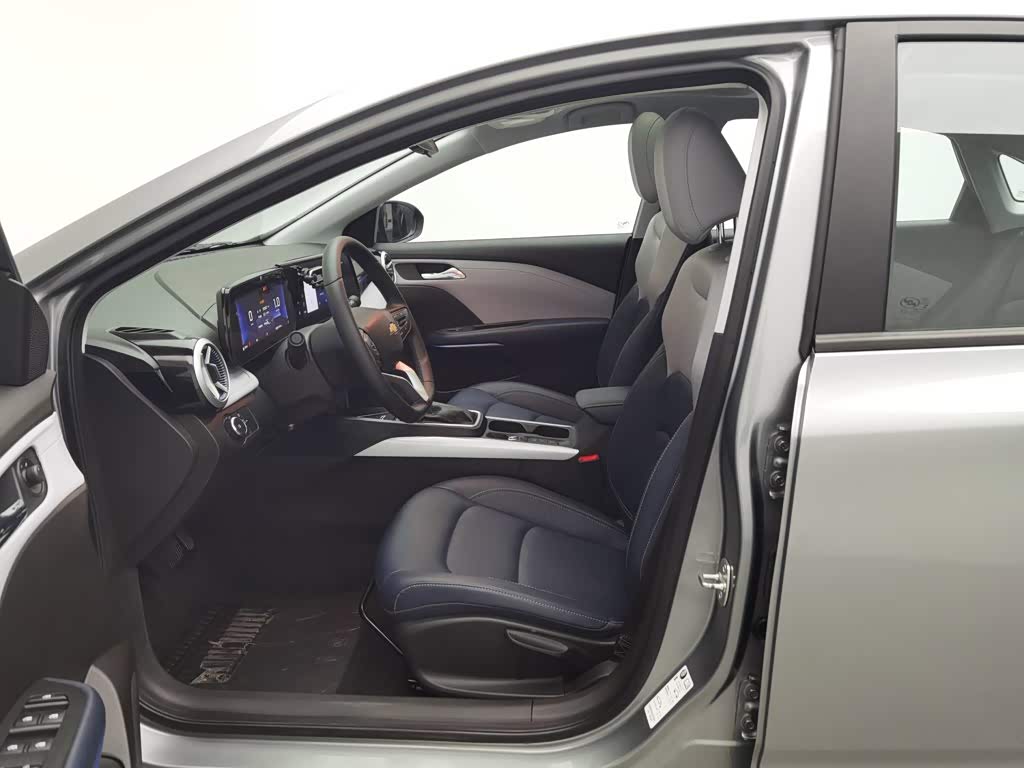 Chevrolet Monza 1.5 л 2023 г. Серебристо-серый, пробег 15200 км