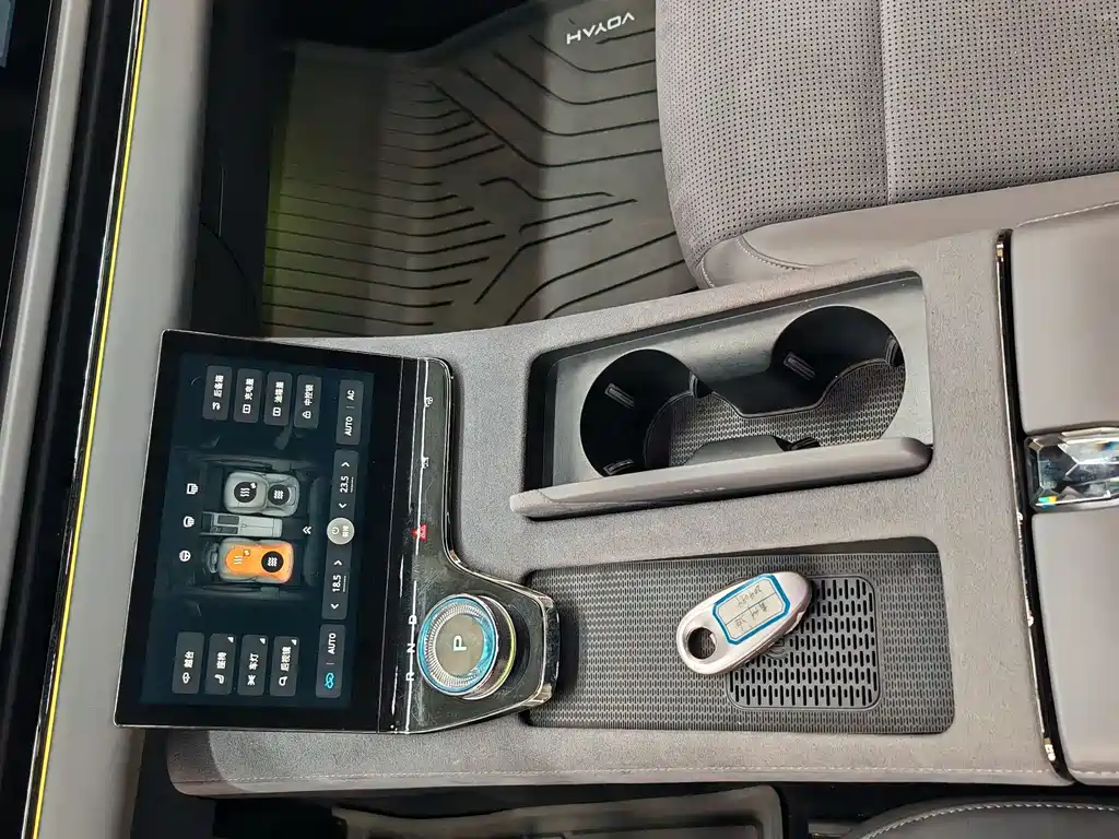 VOYAH LANTU CHASING LIGHT