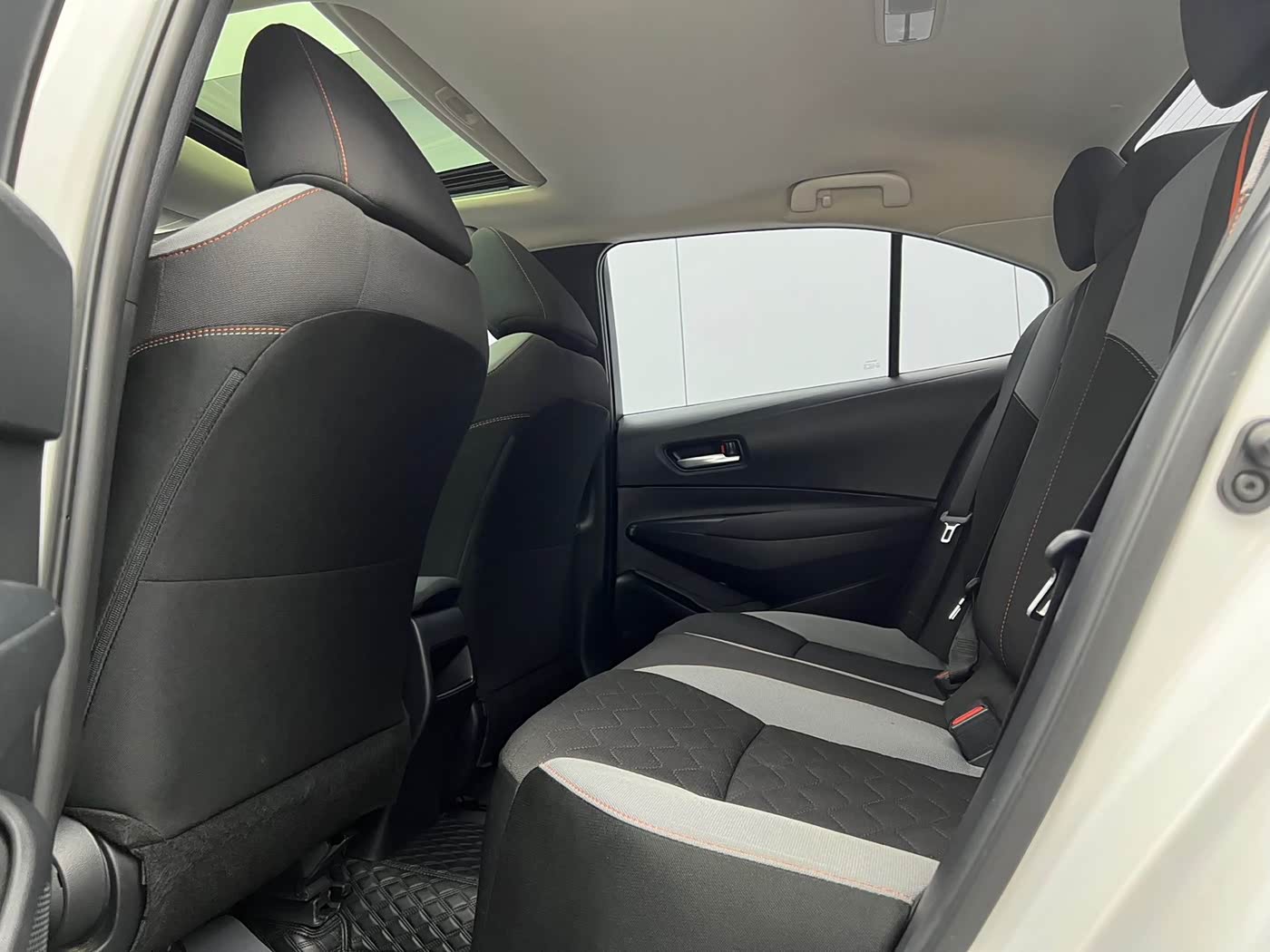 Toyota Corolla 1.2 л 2023 г. Белый, пробег 38000 км