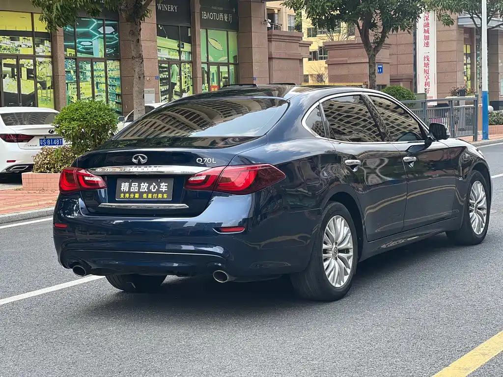 INFINITI Q70