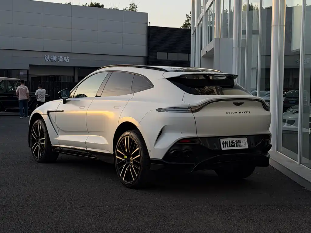 Aston Martin DBX 2023 4.0T V8 707