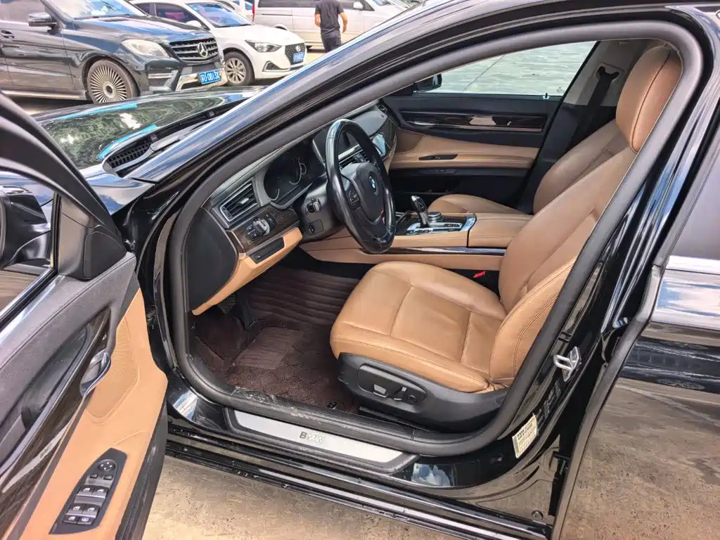 BMW 7 Series — миниатюра 8