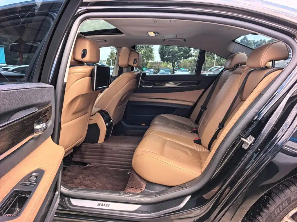 BMW 7 Series — миниатюра 9