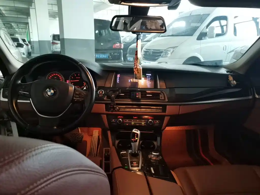 BMW 5 Series — миниатюра 11